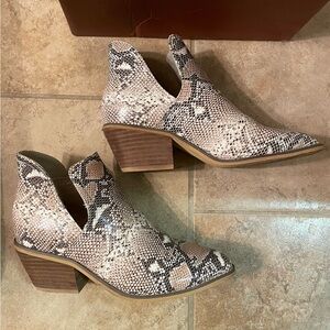 Nature Breeze Beige Snake Print Cutout Faux Leather Ankle Booties Size 8